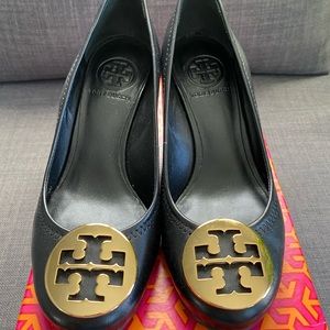 Tory Burch logo medallion wedge pump size 5 1/2 M